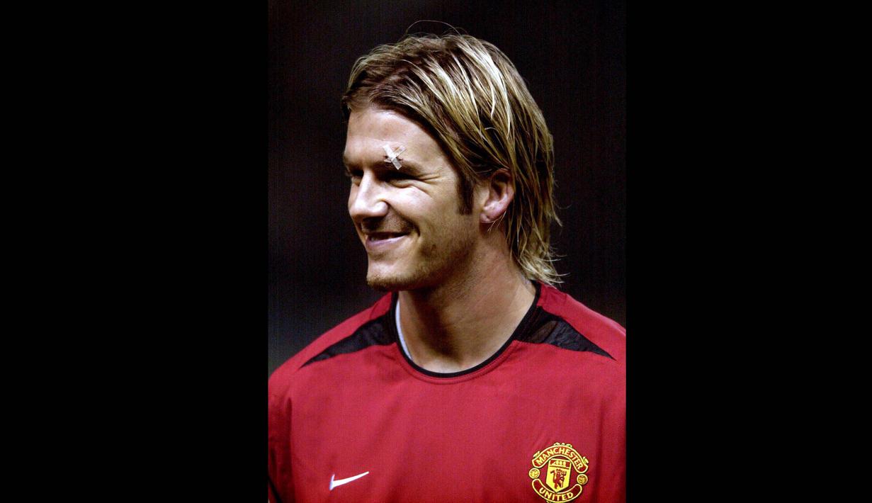 Puncaknya terjadi di laga FA Cup melawan Arsenal pada 2003. Pada saat itu MU kalah dan Fergie marah besar kepada Beckham yang tampil buruk saat itu dan menendang sebuah sepatu yang mengenai dekat mata Beckham sehingga ia harus mendapatkan jahitan. (Foto: AFP/Paul Barker)
