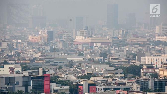 Penampakan polusi udara di langit Jakarta Utara, Senin (29/7/2019). Buruknya kualitas udara Ibu Kota disebabkan jumlah kendaraan, industri, debu jalanan, rumah tangga, pembakaran sampah, pembangunan konstruksi bangunan, dan Pelabuhan Tanjung Priok. (Liputan6.com/Faizal Fanani)