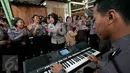 Sejumlah Polwan berjoget bersama saat bakti sosial pengobatan gratis di Pasar Cebongan,Sleman, (25/8). Bakti sosial di selanggarakan oleh Polres Sleman untuk menyambut HUT Polwan ke 68.  (Boy Harjanto)