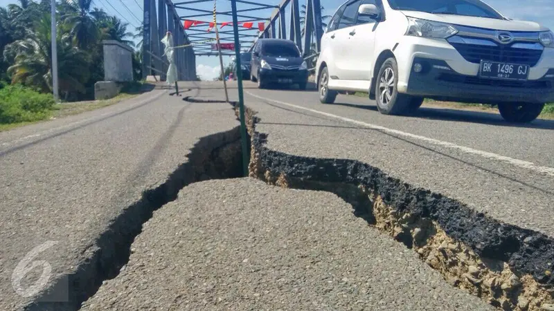 20161208-Gempa Sebabkan Jalan Retak di Pidie Jaya Aceh-Aceh