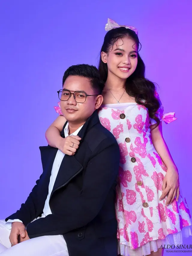 Gaya Pemotretan Terbaru Putri Isnari dan Suami Curi Perhatian, Pamer Kemesraan