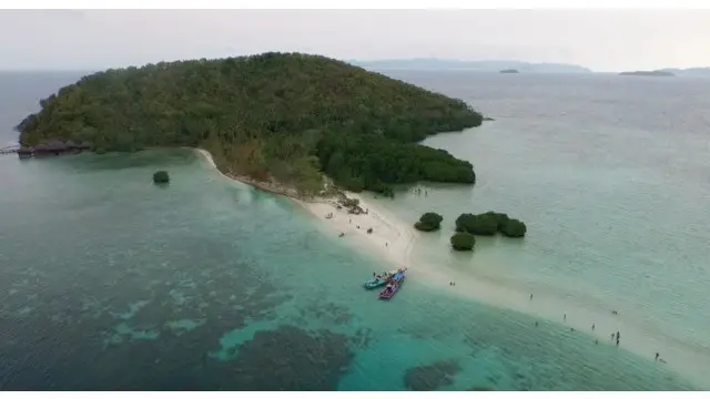 Pulau Pahawang yang terletak di Provinsi Lampung memiliki keindahan atas dan bawah laut yang memesona.