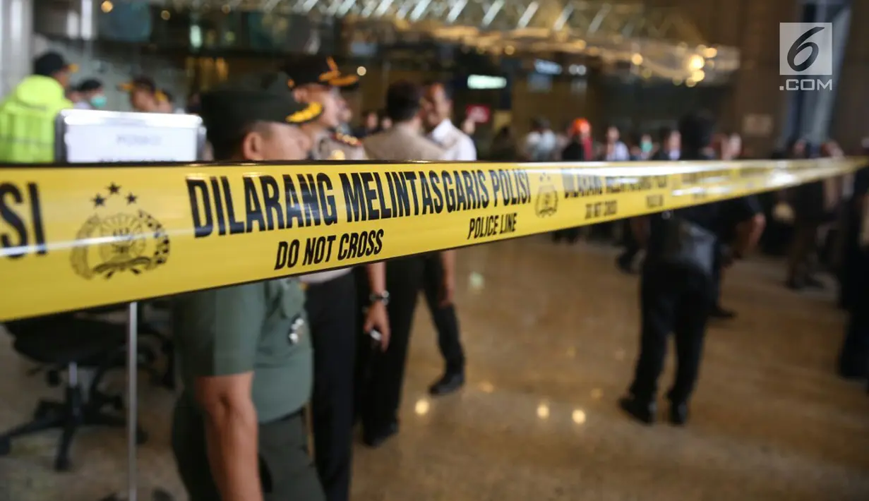 Garis polisi dipasang di pintu masuk Tower II Bursa Efek Indonesia (BEI), Jakarta, tempat ambruknya selasar lantai 1, Senin (15/1). Belum diketahui berapa total korban terkait insisden ambruknya selasar lantai 1 gedung BEI. (Liputan6.com/Johan Tallo)
