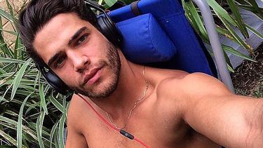 15 Pria Ganteng Yang Punya Gaya Selfie Seksi Fimela Fimela Com