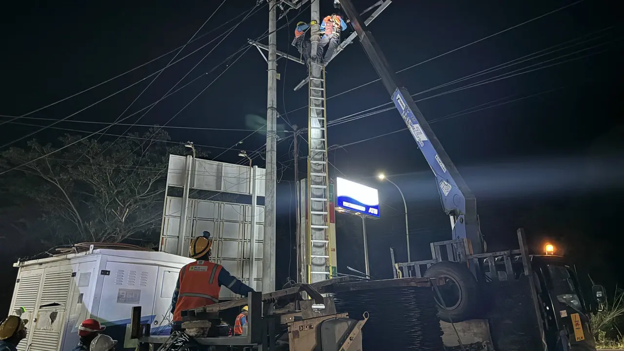 Petugas PLN gerak cepat melakukan penambahan jalur distribusi listrik untuk meningkatkan kualitas tegangan dan keandalan listrik di RSUD Rupit, Kabupaten Musi Rawas Utara, Sumatera Selatan. (Dok PLN)