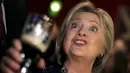 Kandidat calon presiden Amerika Serikat dari Demokrat, Hillary Clinton bersulang dengan rekan - rekannya di bar lokal, Youngstown , Ohio , (12/3). Acara ini dilakukan setelah berhentinya masa kampanye Hillary Clinton. (REUTERS / Carlos Barria)