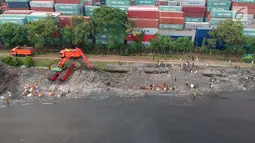 Foto aerial saat petugas melakukan gerebek sampah di Pesisir Teluk Jakarta, Cilincing, Jakarta Utara, Minggu (15/4). Kegiatan ini dilakukan dalam rangka memperingati Hari Peduli Sampah Nasional (HPSN) 2018. (Liputan6.com/Arya Manggala)