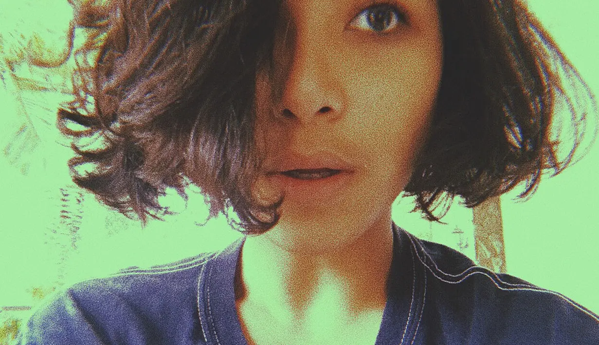 Putri dari Ruth Sahanaya, Emnuella Waworuntu tampak cantik dengan tampil kasual dan maekup yang natural. (Foto: instagram.com/nadinemmanuella)