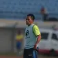 Pelatih Persib Bandung U-19, Budiman Yunus  saat memimpin timnya melawan PS TNI U-19 pada lanjutan Liga 1 2017 U-19 di Stadion Si Jalak Harupat, Sabtu (05/8/2017). (Bola.com/Nicklas Hanoatubun)