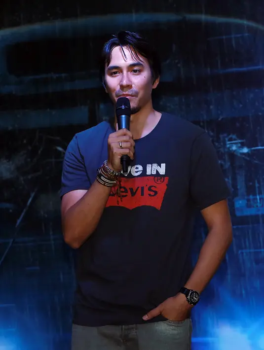 Darius yang awalnya hanya ingin membantu proses produksi film ‘Night Bus’ ini justru terbawa arus lantaran ketertarikannya dengan potensi dan originalitas yang disuguhkan dari film tersebut. (Deki Prayoga/Bintang.com)