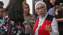 Terdakwa kasus dugaan penyebaran berita bohong atau hoaks Ratna Sarumpaet berbincang dengan anaknya Atiqah Hasiholan usai menjalani sidang lanjutan di PN Jakarta Selatan, Selasa (18/6/2019). Sidang beragendakan pembacaan pledoi atau nota pembelaan dari terdakwa. (Liputan6.com/Herman Zakharia)