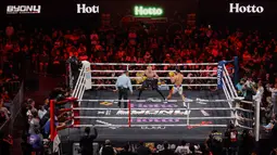 Pertarungan tiga ronde ini dimulai dengan intensitas tinggi sejak awal. Ronde pertama menampilkan aksi saling serang antara kedua fighter di ring tinju. (Bola.com/Abdul Aziz)