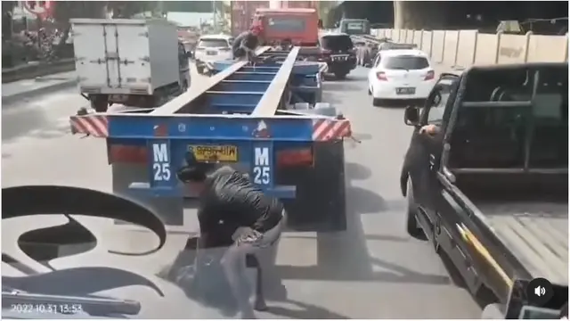 Aksi kawanan bajing loncat spesialis ban bekas di Jakarta Utara. (Tangkapan layar akun Instagram @sekitaran_jakut)