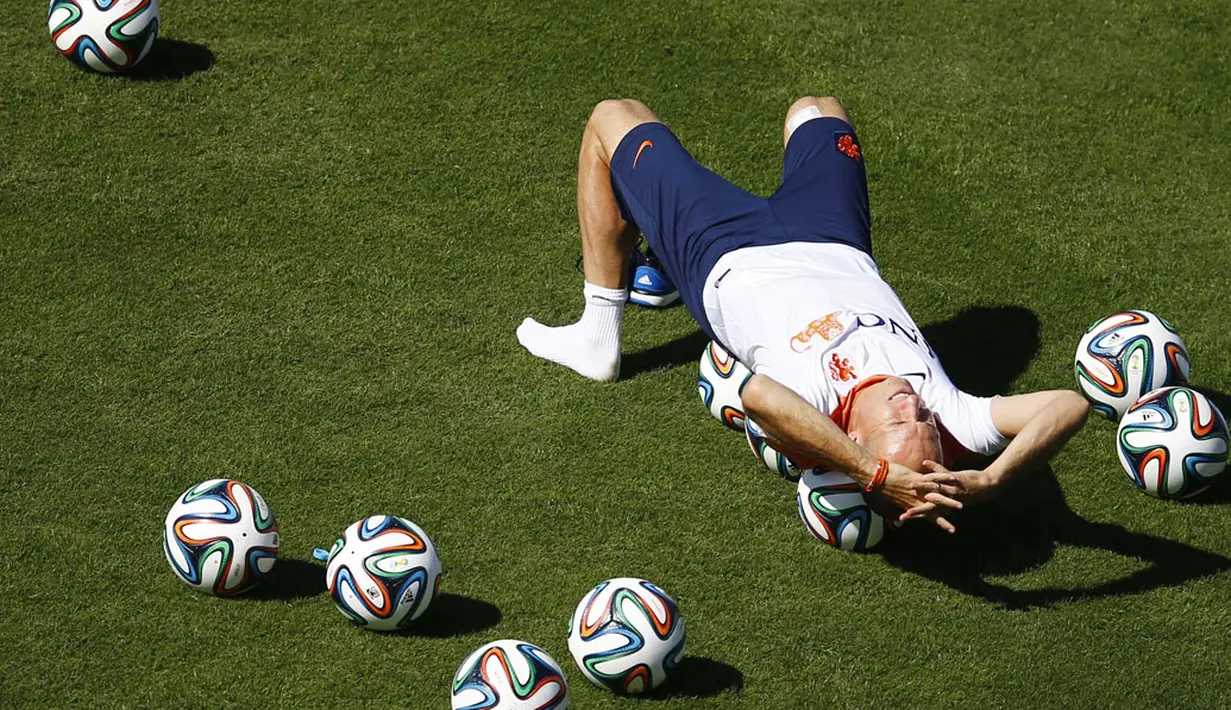 Pemain sayap Timnas Belanda, Arjen Robben, rileks di atas bola usai berlatih di Rio de Janeiro, (24/6/2014). (REUTERS/Ricardo Moraes)