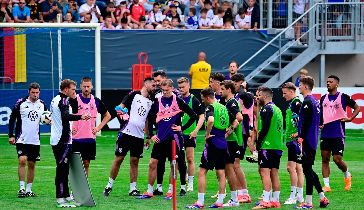 Pelatih kepala timnas Jerman, Julian Nagelsmann berbicara dengan para pemainnya dalam sesi latihan publik di Jena, Jerman timur pada 27 Mei 2024. (Tobias SCHWARZ/AFP)
