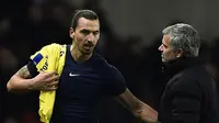 Striker Zlatan Ibrahimovic (kiri) dan manajer Jose Mourinho (kanan). (AFP/Franck Fife)