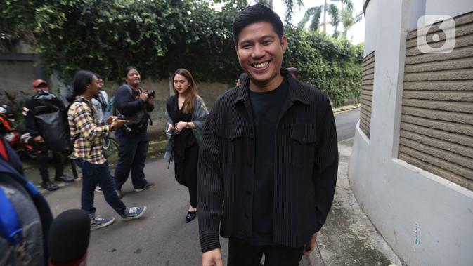 Vokalis RAN Nino tiba melayat  ke rumah duka almarhum Ashraf Sinclair di Pejaten Barat IV, Jakarta, Selasa (18/2/2020). Suami Bunga Citra Lestari, Ashraf Sinclair wafat di usia 40 tahun. (Liputan6.com/Faizal Fanani)