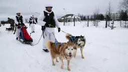 Tentara Brigade Arktik Armada Utara Rusia melatih anjing di Rusia, Selasa (26/11/2019). Anjing siberia husky direkrut untuk membantu melindungi kepentingan Rusia di Kutub Utara yang kaya minyak dan gas. (Andrei Luzik, Russian Defense Ministry Press Service via AP)