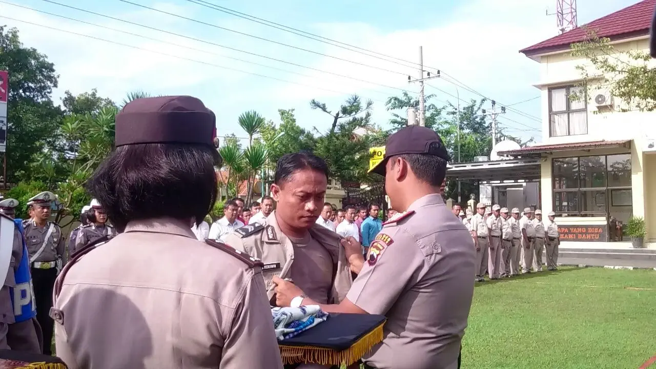 Curhat Kapolres yang Terpaksa Mencopot Seragam Anak Buahnya