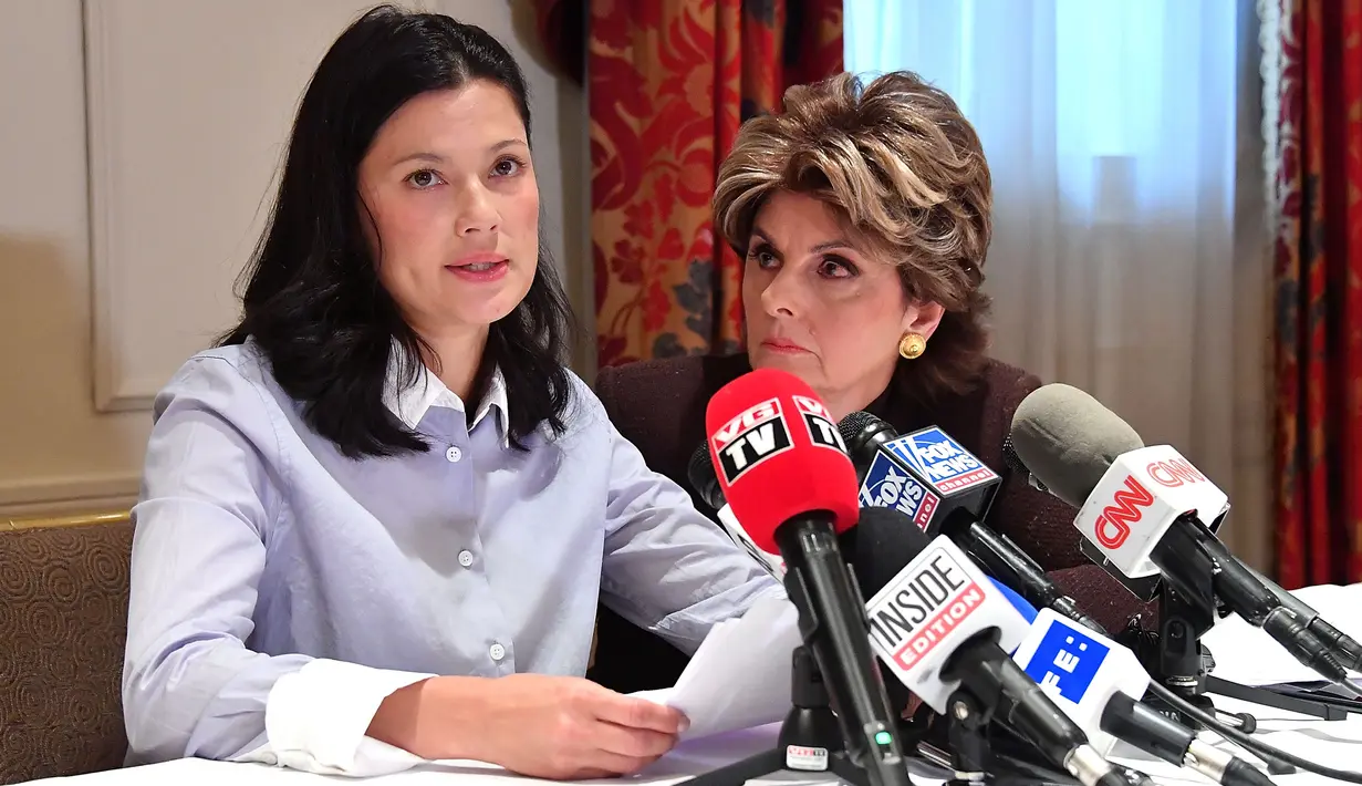 Aktris Norwegia, Natassia Malthe didampingi pengacaranya, Gloria Allred dalam konferensi pers di New York, Rabu (25/10). Malthe mengaku diperkosa produser Hollywood, Harvey Weinstein pada Februari 2008 di sebuah kamar hotel di London. (Mike Coppola/AFP)