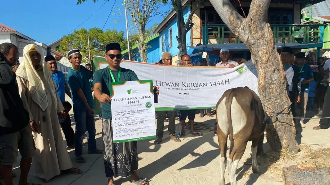 Prosesi pemotongan hewan kurban disaksikan Kepala Desa Pasir Putih, Mustaming dan warga setempat. Mereka berkumpul di Lapangan Sepak Bola, Pulau Mesa atau Messah, Nusa Tenggara Timur.