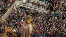 Kerumuman warga melihat boneka raksasa bernama Giant berjalan melintasi dermaga di Liverpool, Inggris, Minggu (7/10). Boneka itu karya dari kelompok teater jalanan Prancis, Royal de Luxe dengan ciri khas aktor berupa Boneka Super Besar. (OLI SCARFF/AFP)