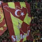 Suporter Selangor FA memberikan dukungan saat melawan Kuala Lumpur FA pada laga Liga Super Malaysia di Stadion Kuala Lumpur, Cheras, Minggu (4/2/2018). Kuala Lumpur FA kalah 0-2 dari Selangor FA. (Bola.com/Vitalis Yogi Trisna)