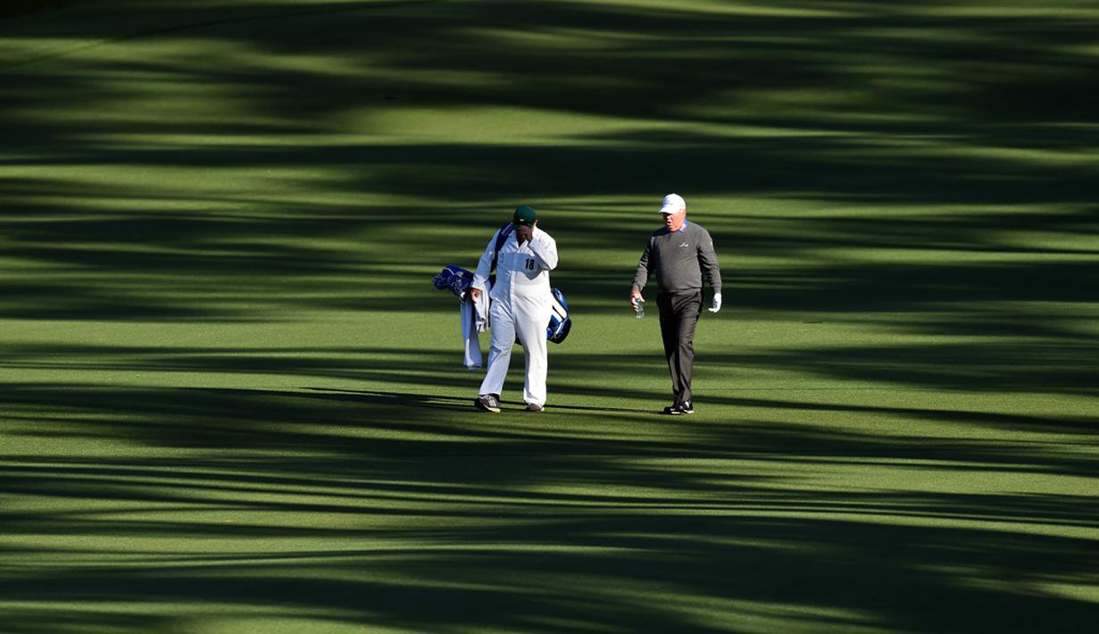 Pegolf AS, Mark O'Meara, berjalan bersama caddie Shane Joel saat sesi latihan jelang turnamen golf The Masters di Augusta National Golf Club, Augusta, Georgia, AS, (5/4/2016). (AFP/Don Emmert)