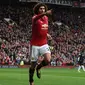 Gelandang Manchester United Marouane Fellaini merayakan gol ke gawang Crystal Palace pada laga Premier League di Old Trafford, Manchester, Sabtu (30/9/2017). (AFP/Paul Ellis)