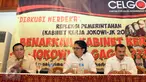 Politikus PDI Perjuangan Masinton Pasaribu (kiri) bersama Direktur Eksekutif Energy Watch, Ferdinand Hutahaean (kanan) saat melakukan diskusi bertajuk "Benarkah Kabinet Kerja Jokowi-JK Gagal?" di Jakarta, Kamis (24/12). (Liputan6.com/Helmi Afandi)