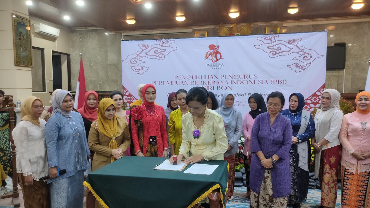 Peresmian perempuan berkebaya Indonesia Cirebon