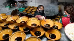 Aktivitas pekerja sebuah restoran mi di wilayah Xiushan, Chongqing, China barat daya, Jumat (27/2/2020). Kegiatan produksi dan kehidupan sehari-hari warga berangsur normal berkat upaya pengendalian virus corona COVID-19 yang efektif di Xiushan. (Xinhua/Liu Chan)