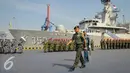 Panglima TNI Jenderal Gatot Nurmantyo berjalan saat melepas Satgas Maritime Task Force (MTF) TNI Konga XXVIII-H Unfil Lebanon Tahun 2015 di Dermaga Mako Kolinlamil, Jakarta, Kamis (27/8/2015). (Liputan6.com/Faizal Fanani)