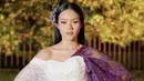 <p>Perpaduan kain brokat putih dan ungu dengan menambahkan kain batik membuat tampilan Yura semakin keren saat tampil di Kebun Raya Bogor. (sumber: Instagram @yurayunita)</p>
