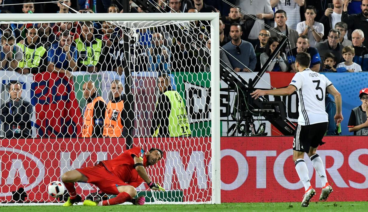 Pemain Jerman, Jonas Hector, menjadi penentu kemenangan atas Italia lewat adu penalti pada perempat final Piala Eropa 2016 di Stadion Matmut Atlantique, Bordeaux, Minggu (3/7/2016) WIB. (AFP/Georges Gobet)
