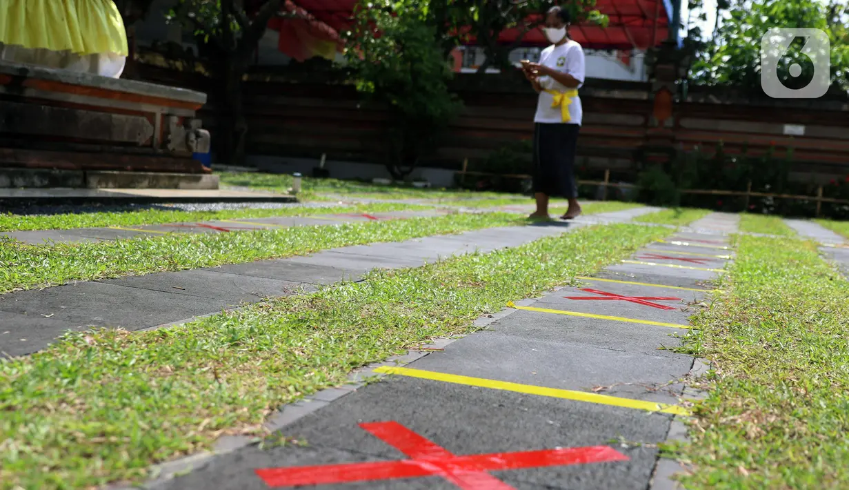 Penanda jaga jarak fisik atau physical distancing terpasang di Pura Kerta Jaya, Kota Tangerang, Banten, Rabu (3/6/2020). Pura Kerta Jaya menerapkan pemberlakuan protokol kesehatan selama masa pandemi virus corona COVID-19 seiring rencana kembali dibukanya tempat ibadah. (Liputan6.com/Angga Yuniar)