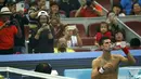 Petenis  Novak Djokovic melepas baju saat berhadapan dengan petenis Italia Simone Bolelli di China Open tennis tournament, Beijing, China, Selasa (06/10/2015).  (REUTERS/Kim Kyung-Hoon)