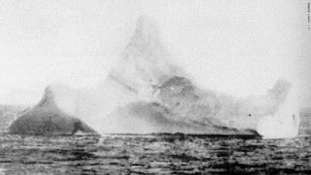 Foto gunung es yang tenggelamkan kapal Titanic dalam arsip U.S. Coast Guard