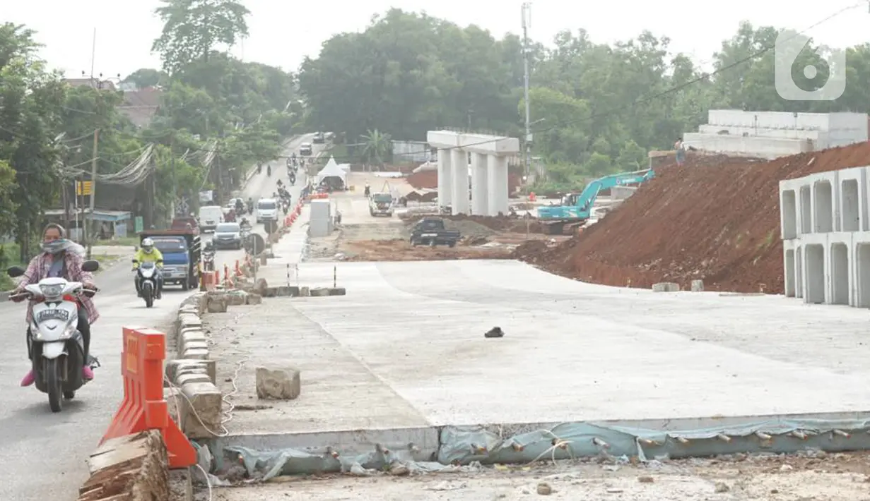Suasana pembangunan proyek ruas tol Depok-Antasari untuk seksi II yang menghubungkan Jalan Brigif-Sawangan di kawasan Depok, Jawa Barat, Selasa (11/2/2020). Proyek sepanjang 6,3km tersebut ditargetkan beroperasi pada triwulan I-2020. (Liputan6.com/Immanuel Antonius)