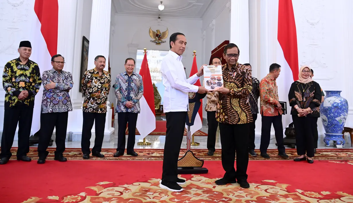 Presiden Joko Widodo (kiri) menerima laporan terkait pelanggaran HAM masa lalu dari Ketua Dewan Pengarah Tim Penyelesaian Non-Yudisial Pelanggaran HAM Berat Masa Lalu Mahfud MD (kanan) di Istana Merdeka, Jakarta, Rabu (11/1/2023). Pemerintah Indonesia mengakui terjadinya 12 pelanggaran HAM berat di masa lalu dan akan memulihkan hak-hak korban secara adil dan bijaksana tanpa menegasikan penyelesaian yudisial. (FOTO: Muchlis Jr-Biro Pres Sekretariat Presiden)
