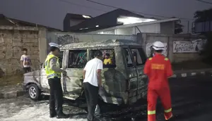 Kijang Terbakar di Depan SPBU Tangerang Selatan