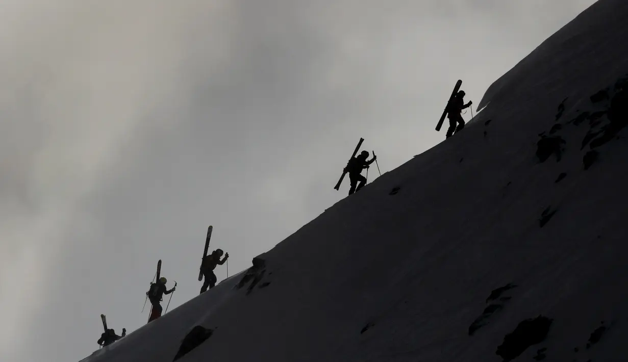 Para atlet freeride mendaki gunung Bec des Rosses, Swiss, untuk menyelesaikan nomor men's ski final Verbier Xtreme Freeride World Tour, (3/4/2016). (AFP/Fabrice Coffrini)