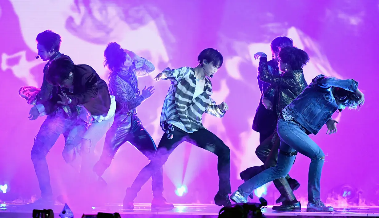 Penampilan Bangtan Boys atau yang lebih dikenal BTS di atas panggung Billboard Music Awards 2018 di Las Vegas, Minggu (20/5). Penampilan ini sangat ditunggu karena inilah untuk kali pertama lagu itu ditampilkan secara live. (Ethan Miller/GETTY IMAGES/AFP)