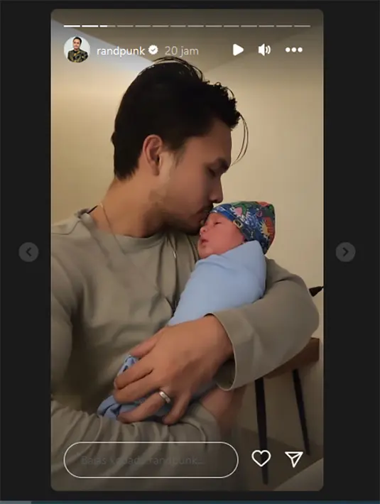 "Anak ke dua kami Asher Griffin Pangalila telah lahir dengan sehat dan selamat. Serta istri saya diberikan keselamatan dan kesehatan." lanjut pria yang populer dari sinetron Cinta Fitri ini. [Instagram/randpunk]