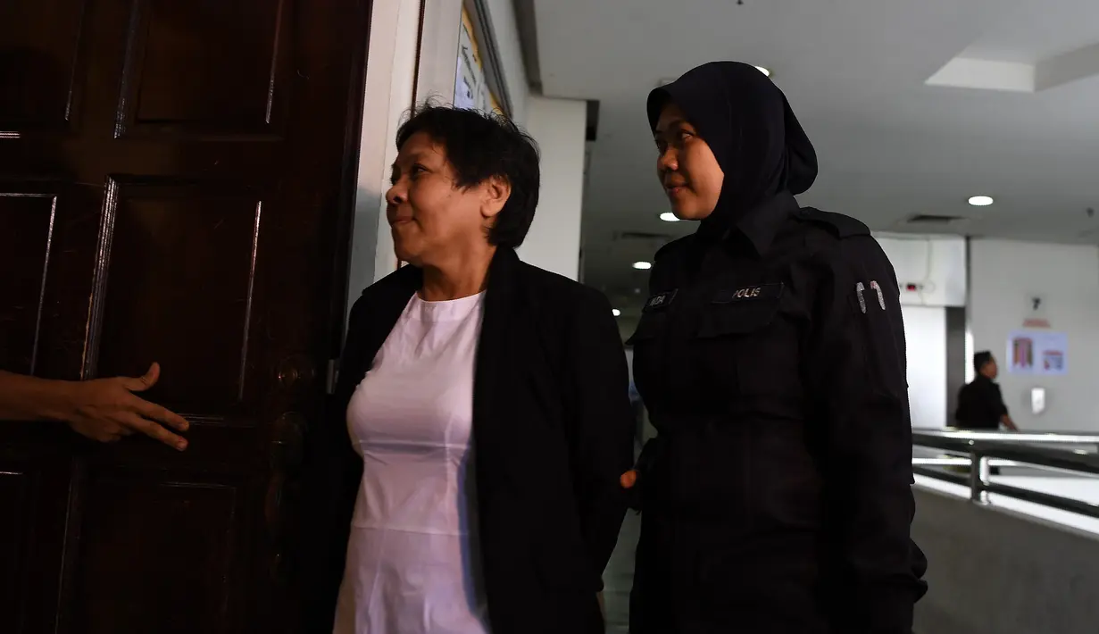 Maria Elvira Pinto Exposto memasuki ruang sidang di pengadilan Shah Alam, Malaysia (5/9). Exposto ditangkap pada tahun 2014 di bandara Kuala Lumpur dengan membawa 1,1 Kilogram (2,4 pon) obat metamfetamin kristal. (AFP Photo/Manan Vatsyana)