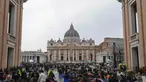 Orang-orang mengantre di Lapangan Santo Petrus dan jalan Via della Conciliazione untuk memberikan penghormatan terakhir kepada mendiang Paus Fransiskus yang disemayamkan di Basilika Santo Petrus, Vatikan, pada 24 April 2025. (Dimitar DILKOFF/AFP)