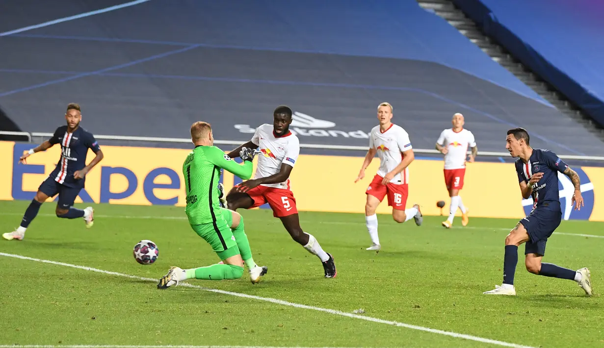Gelandang Paris Saint-Germain (PSG), Angel Di Maria mencetak gol kedua untuk timnya ke gawang RB Leipzig pada partai semifinal Liga Champions di Estadio da Luz, Lisbon, Selasa (18/8/2020). PSG melaju ke final Liga Champions setelah mengandaskan Leipzig  3-0.  (David Ramos/Pool Photo via AP)