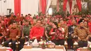 Presiden Jokowi (ketiga kanan), Wapres Jusuf Kalla (kiri), Presiden ke-3 BJ Habibie (kanan) dan Ketum PDIP Megawati Soekarnoputri (kedua kanan) saat Rakornas Tiga Pilar PDI Perjuangan di ICE BSD, Tangerang Selatan, (16/12). (Liputan6.com/Angga Yuniar)