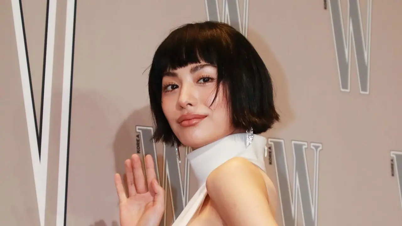 6 Gaya Nana Tampil dengan Tren Fashion Side Boob dengan Gaun Putih saat Hadiri W Korea