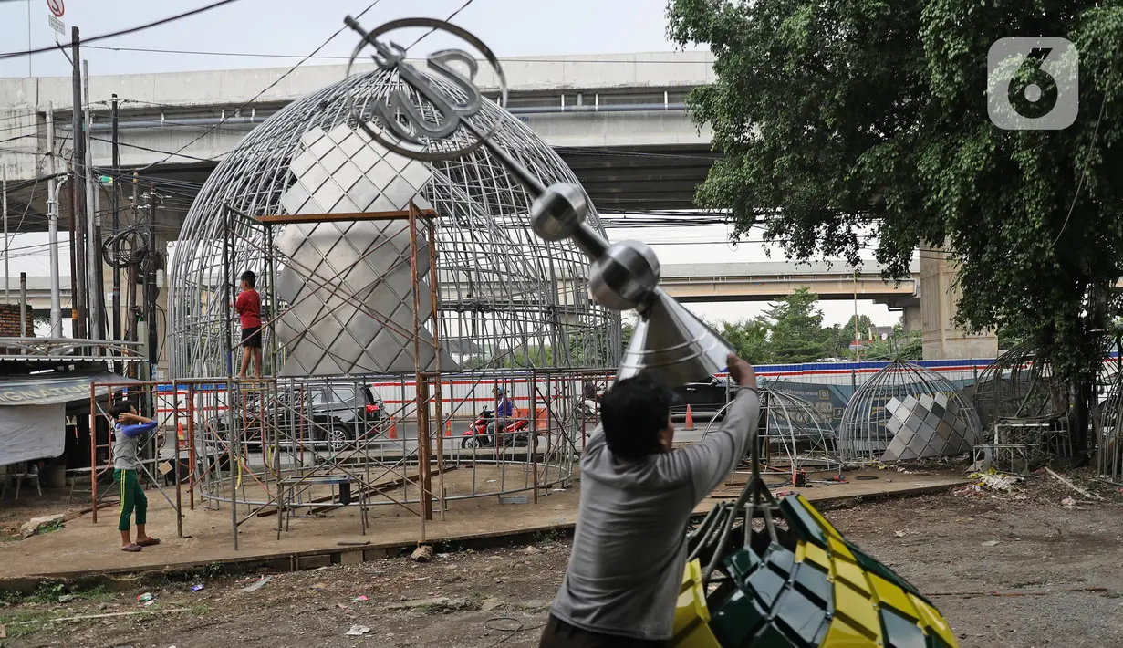 Pekerja menyelesaikan pembuatan kubah masjid di kawasan Kalimalang, Jakarta, Kamis (15/4/2021). Harga pembuatan kubah masjid per meternya Rp 1.250.000 (Liputan6.com/Herman Zakharia)
